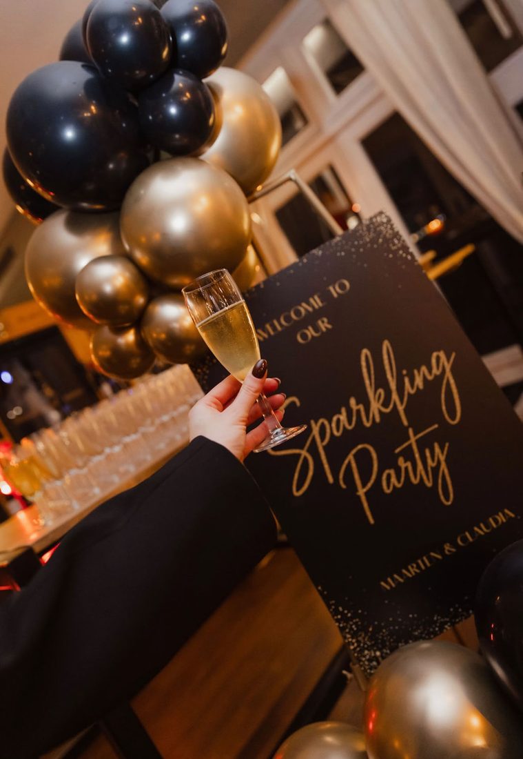 Feestelijke babyshower styling met ballonnen in roze en goud