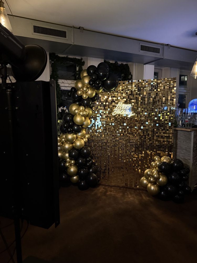Gouden sequin photo wall met Happy Birthday neon en ballonnenboog
