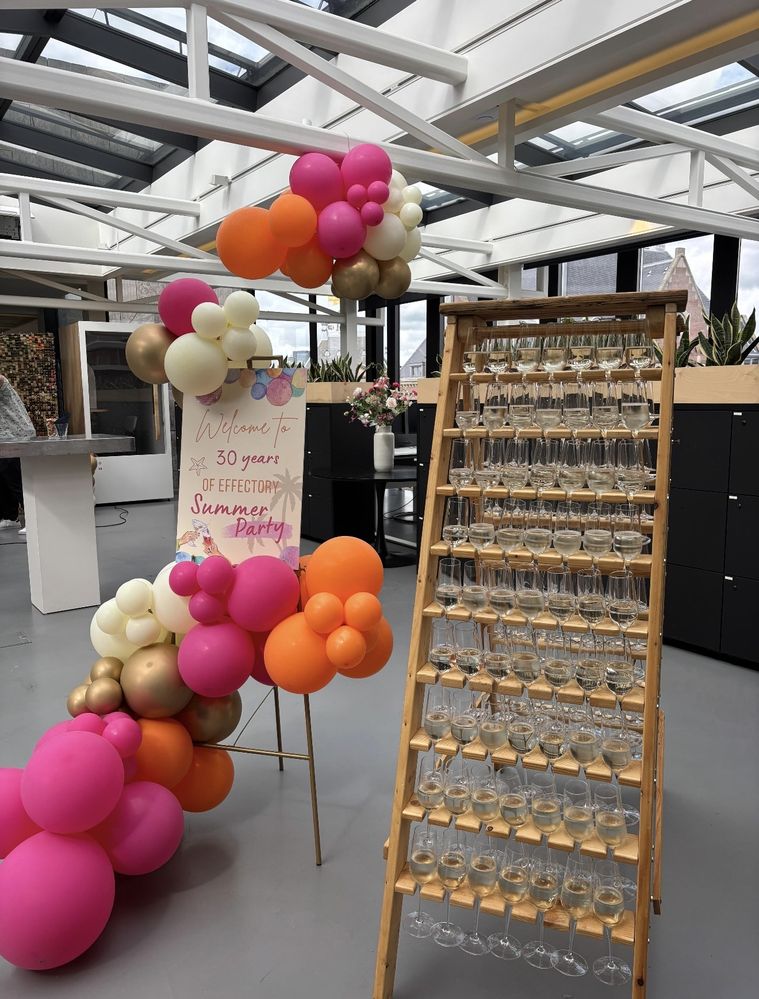 Roze en oranje ballonnenboog bij het 30-jarig jubileum van Effectory