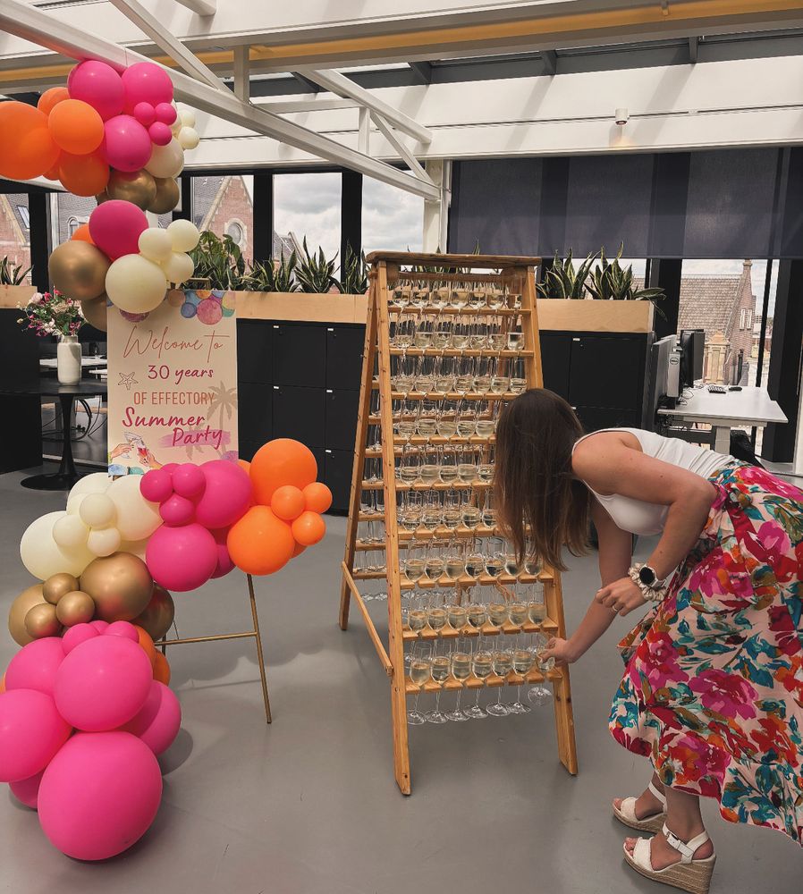 Champagneglazen op een houten trap tijdens de Effectory Summer Party